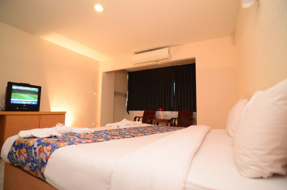 Oyo 257 Sea Paradise Hotel Sattahip Exterior foto