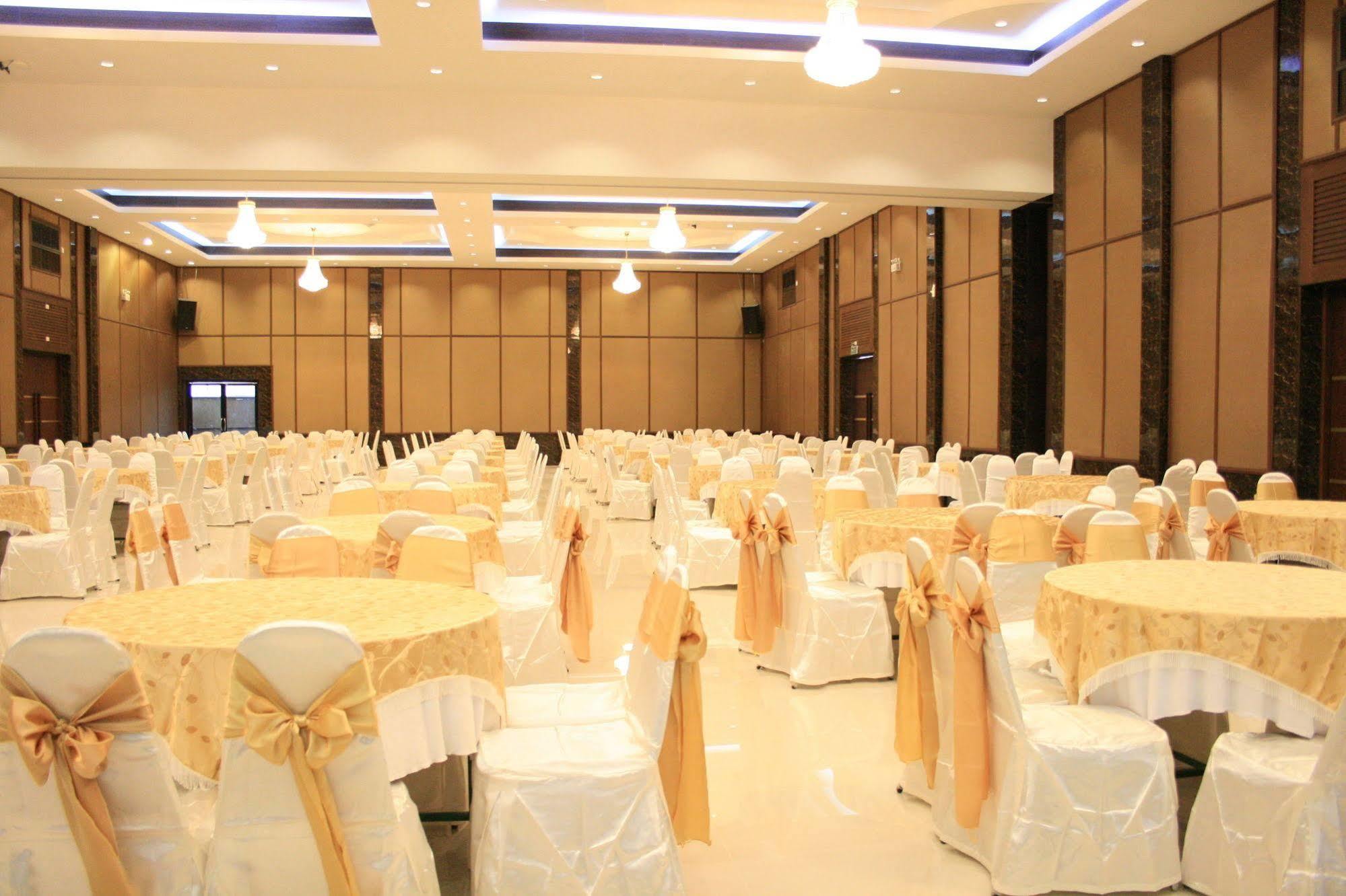 Oyo 257 Sea Paradise Hotel Sattahip Exterior foto