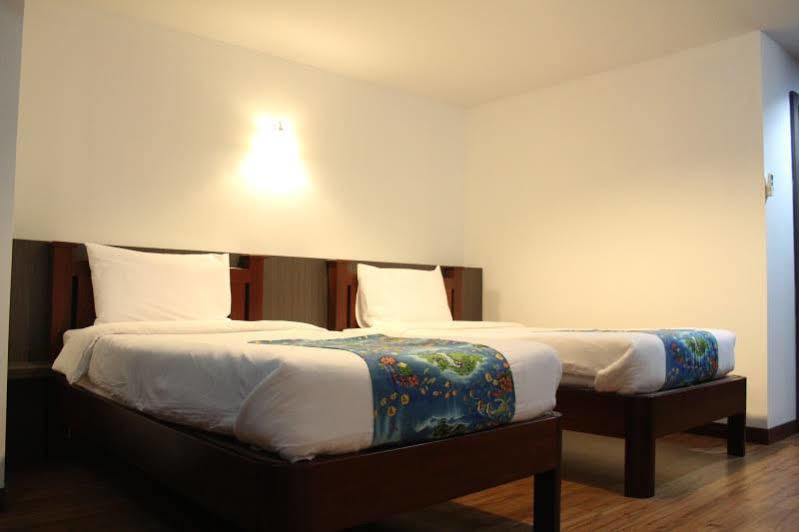 Oyo 257 Sea Paradise Hotel Sattahip Exterior foto